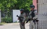 Asesinan a vendedor afuera de escuela primaria de Sinaloa; hombres en motocicleta le dispararon siete veces