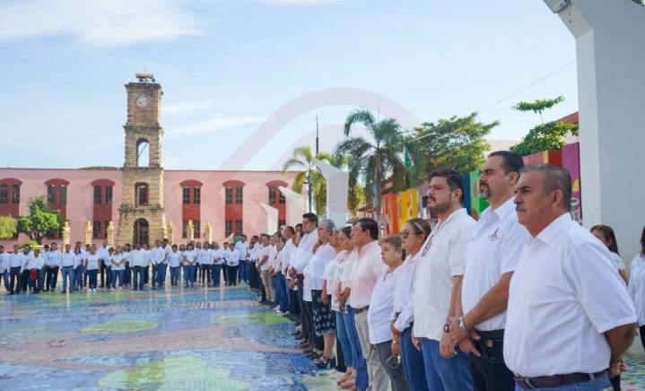 Izan bandera por aniversario de la consumación de la Independencia de México
