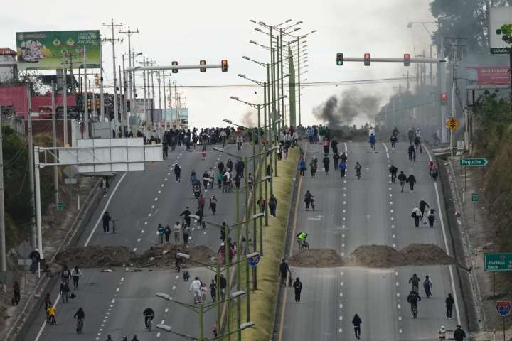 Noboa dice que no reconsiderará eliminación de subsidio a combustible pese a protestas en Ecuador