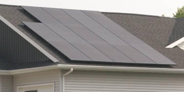 Green Bay promotes ‘Grow Solar’ before federal tax credit ends