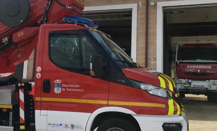 Arde un coche en la carretera cerca de Gomecello