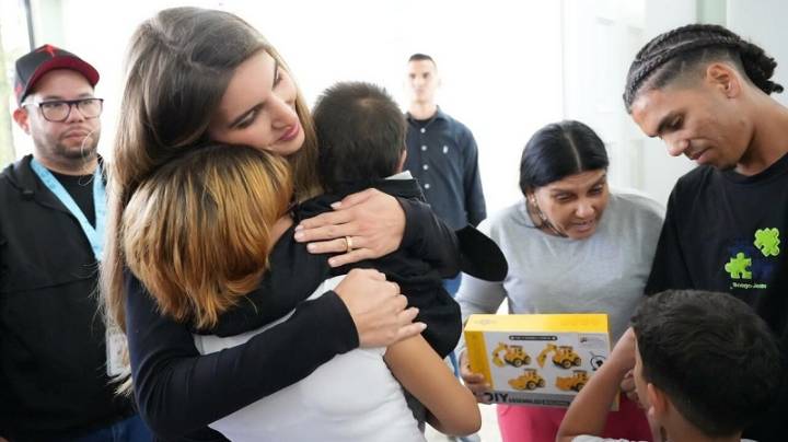 Regresan al país tres niños retenidos ilegalmente en Estados Unidos