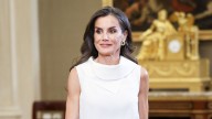 Letizia Ortiz enseña cómo llevar pantalones blancos con zapatos de tacón de manera elegante en otoño 2025