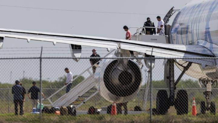 Una juez de EE.UU. frena la expulsión de niños de Guatemala ya en el avión