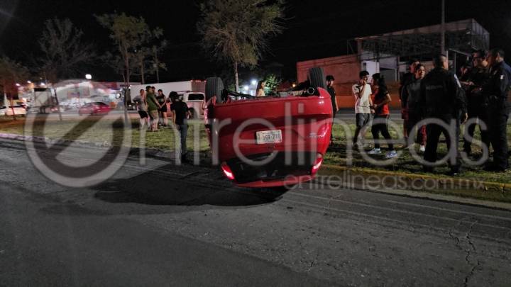 Fuerte choque volcadura en Los Arcos deja cuantiosos daños