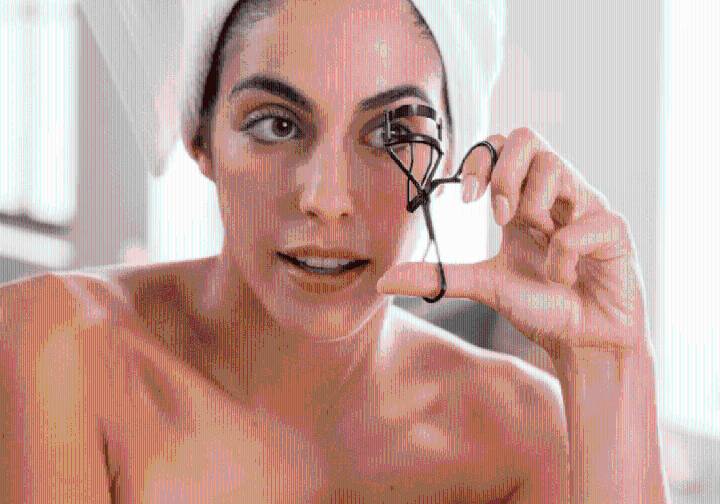 El rizador de pestañas, ¿tu mejor o peor aliado para tu maquillaje?