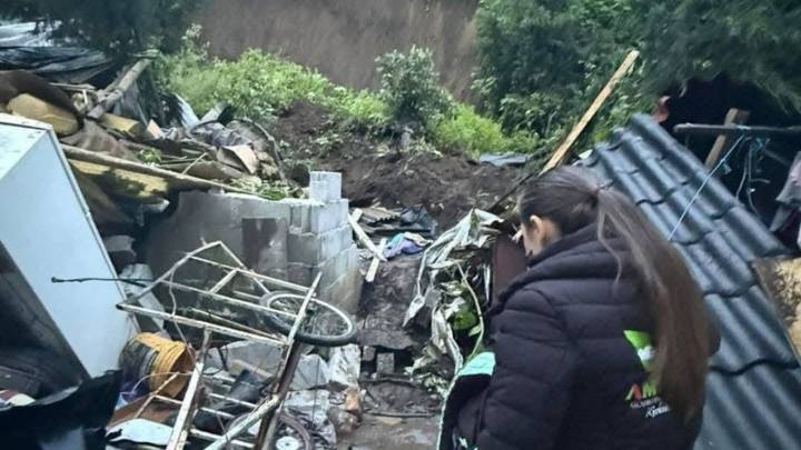 Mueren padre e hija tras desgaje de cerro en Amecameca, hay un familiar herido