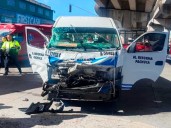 Dos personas fallecen tras choque entre camioneta de pasajeros y tractocamión en Pachuca