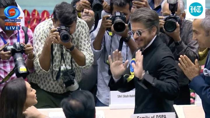 ‘Shri Shah Rukh Khan’ debuts salt and pepper look at 71st National Award