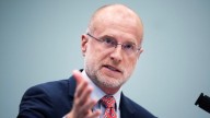 El jefe de la FCC solía rechazar las presiones gubernamentales sobre los medios de comunicación. ¿Qué pasó?