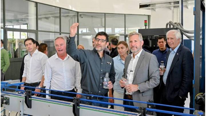 Frigerio visitó la planta de agua envasada de la familia del 'Dibu' Martínez