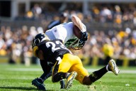 Pittsburgh Steelers’ star cornerback goes down with shoulder injury