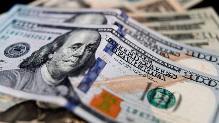 Economía: el dólar bajó otros $ 25 y llegó a los $ 1.360