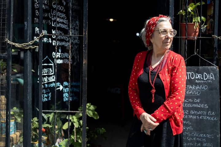 “Es una extensión de mi hogar”. Tiene 66 años, es socióloga y abrió un restaurante íntimo y bohemio con solo cuatro mesas