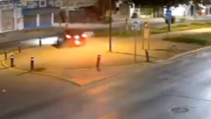 Conductor Escapa de la Policía Volteándose en su Vehículo en León, Guanajuato