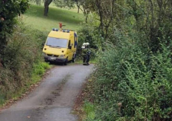 Fallece un hombre y un menor resulta herido en un accidente de tráfico en Langreo