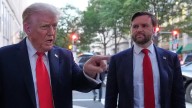 Trump, increpado mientras celebra el primer mes desde su "toma" de Washington
