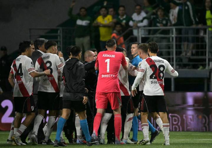 "Condicionaste el partido". La “no mano” que terminó en penal y expulsión y las “chiquitas” que enfurecieron a River contra el juez