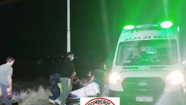 Chocó contra un poste y el auto se incendió; lo rescataron inconsciente de entre las llamas