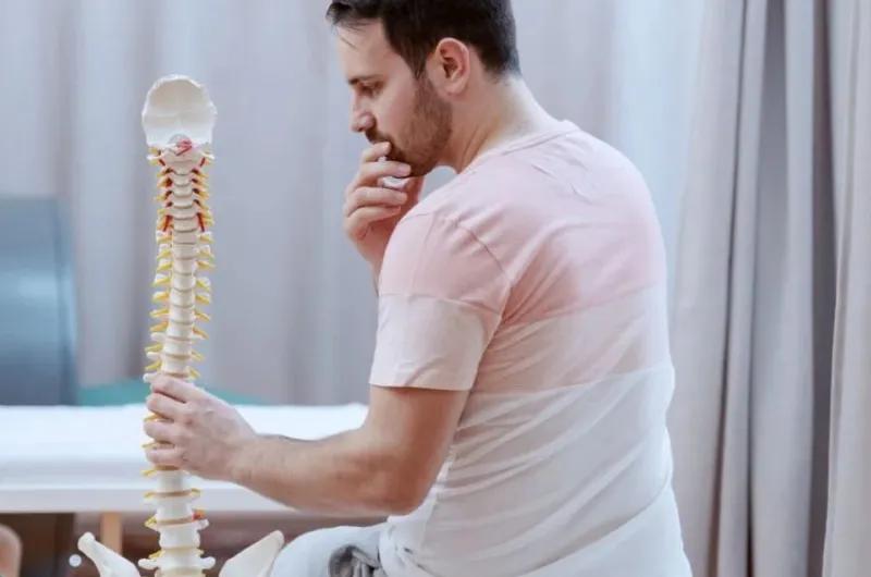 Cada vez más personas presentan problemas de columna asociadas con las malas posturas