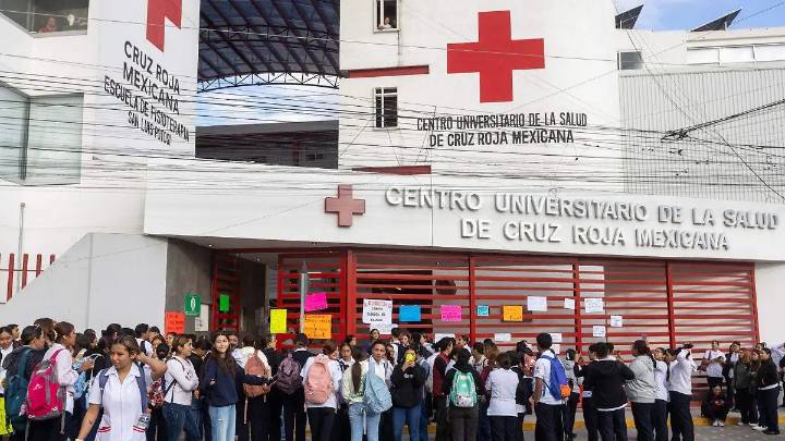 Estudiantes protestan en la Universidad de la Cruz Roja en SLP