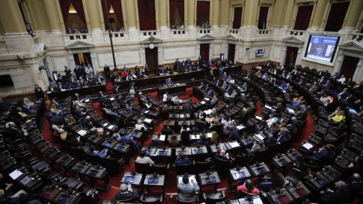 Diputados debatirá este martes un límite al uso de DNU presidenciales
