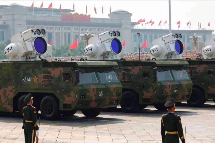 Fotos del impactante desfile militar en China: misiles nucleares, drones submarinos y armas láser