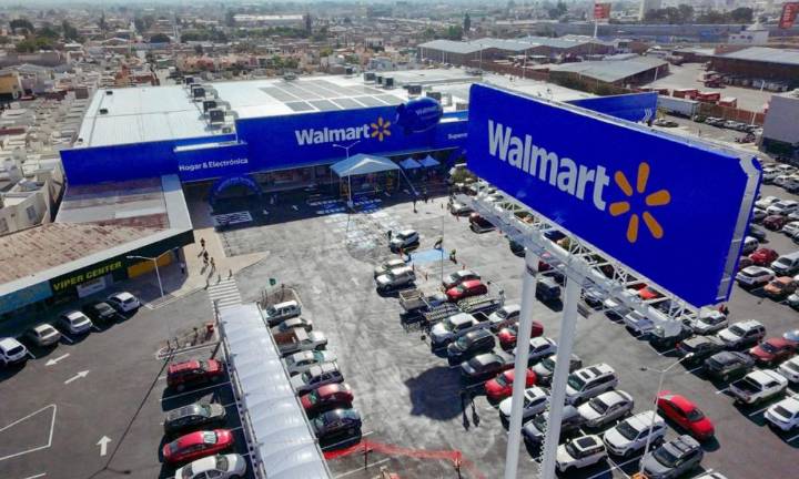 Juan Manuel Navarro hace oficial apertura de Walmart Supercenter Glorieta