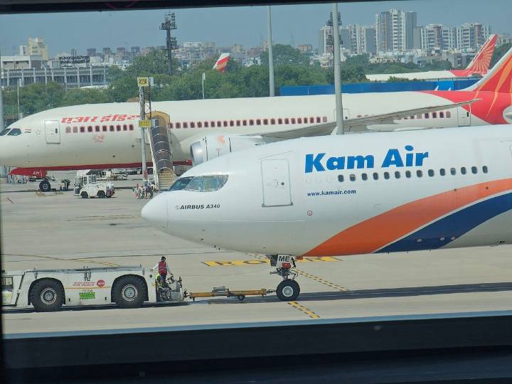 Sobrevive adolescente a un vuelo de 90 minutos escondido en tren de aterrizaje de un avión