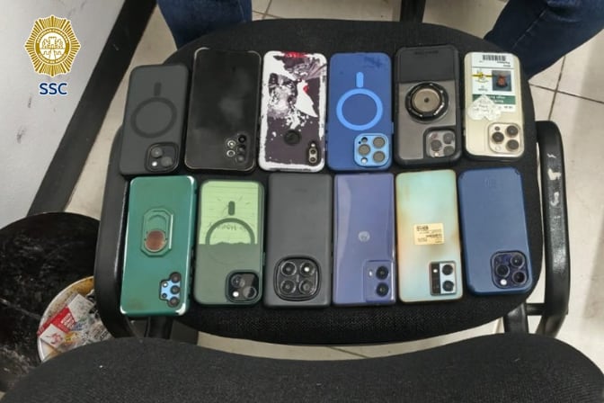 Chamaco y mujer son apañados por andar bolseando durante el Grito en el zócalo, traían más de 20 celulares ajenos
