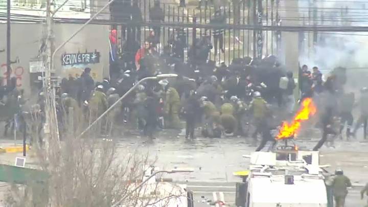 Marcha por conmemoración del 11 de septiembre: Carabineros informa 17 detenidos e incidentes se concentran en Cementerio General