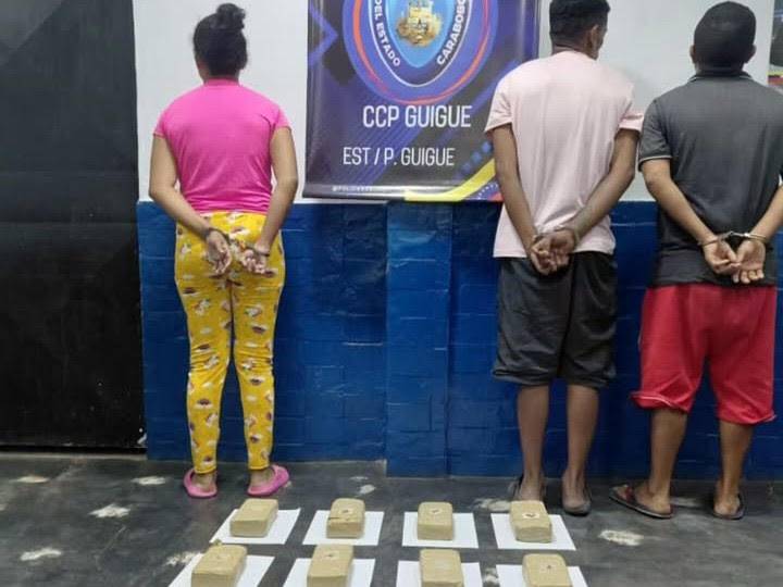 Detenidos dos hombres y una mujer en una casa con 12 panelas de droga
