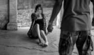 Está acusada de explotar sexualmente a su hermana menor por dinero y seguirá presa
