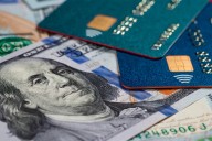 Viajes al exterior y la tarjeta: cómo evitar recargos y elegir el mejor método de pago