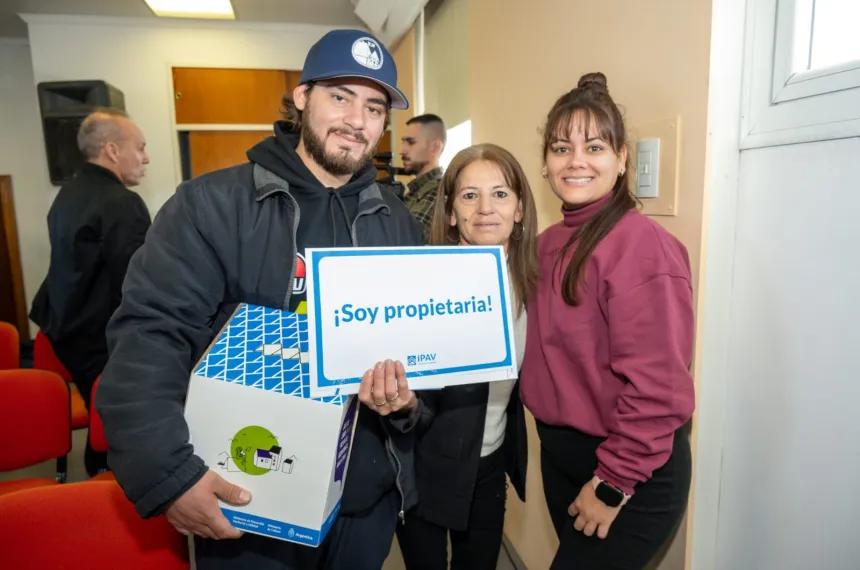 Once familias de Santa Rosa recibieron la escritura de sus viviendas sociales