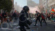 Las imágenes que desmienten la protesta "pacífica" que alentó el Gobierno de Sánchez y reventó la Vuelta