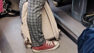 Falso que los pasajeros no podrán subir cargando su mochila al Metrobús de la CDMX