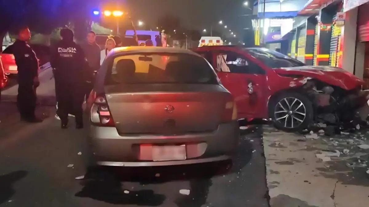 Choque en Nezahualcóyotl deja dos jóvenes lesionados y daños en un negocio