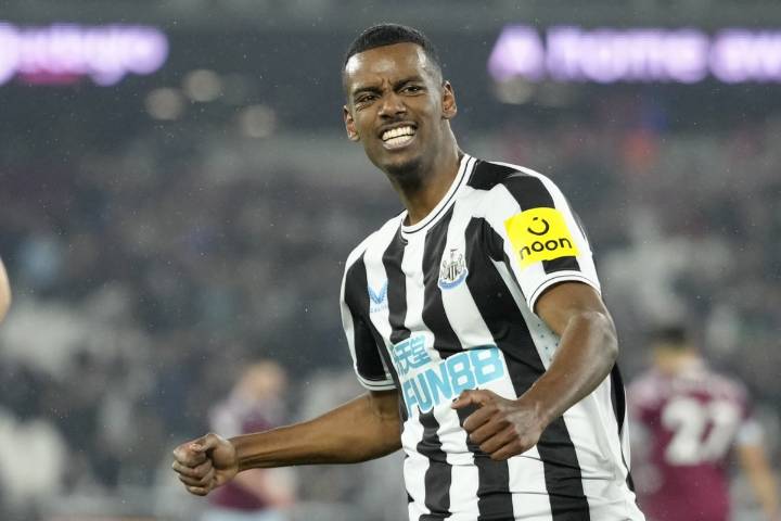 Liverpool signs Isak from Newcastle for British-record fee of $170 million