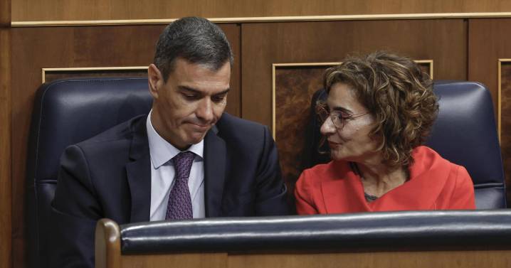 Los contribuyentes le pierden el miedo a Hacienda, que mira para otro lado con la familia de Sánchez