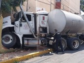 Pipa se estrella contra barda de unidad habitacional
