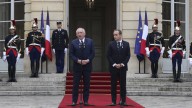 El nuevo primer ministro de Francia promete "una ruptura" respecto a Bayrou