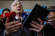 El expresidente colombiano Uribe seguirá en libertad por decisión del Supremo