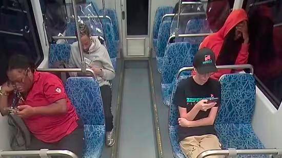 Video evidencia el brutal crimen contra una refugiada ucraniana en un tren de Charlotte, Estados Unidos