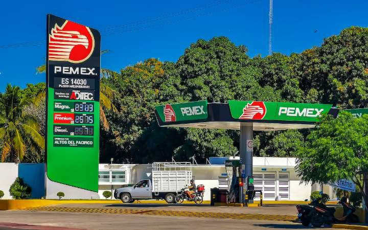 México mantiene seis meses más el precio tope de la gasolina para contener la inflación