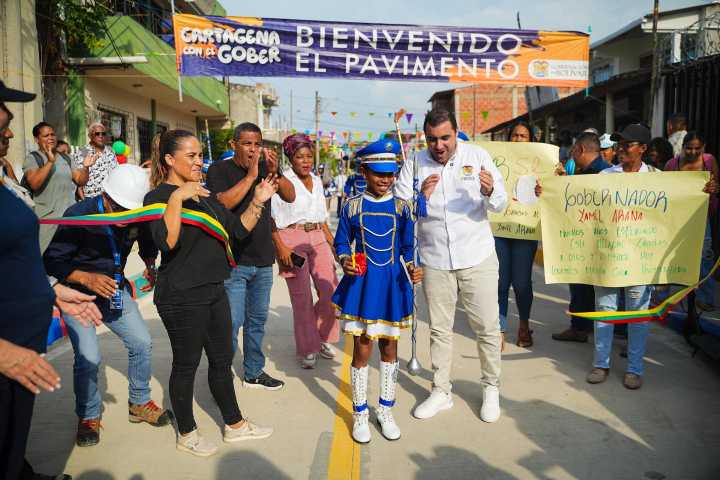 ¡Chao al barro en Pasacaballos! Gobernador Arana entregó calle pavimentada