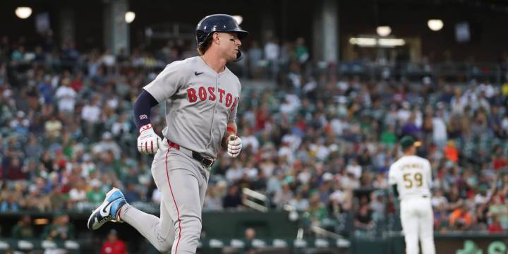Romy Gonzalez exits with lower-body injury after hitting leadoff home run