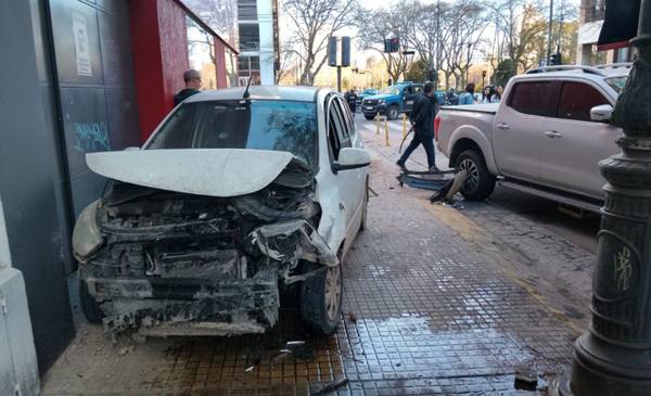 Una imprudencia provocó un choque múltiple en Plaza Moreno: de milagro no ocurrió una tragedia