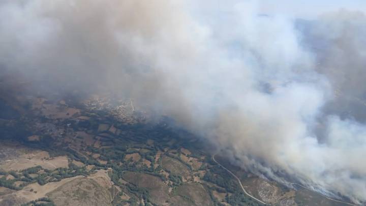 Vuelven los incendios a Castilla y León: el fuego confina un pueblo en Zamora y surgen nuevos focos en León y Salamanca