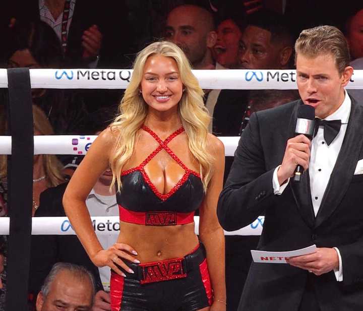 Viral Ring Girl Sydney Thomas Reveals Which Football Coach Slid Into Her DMs